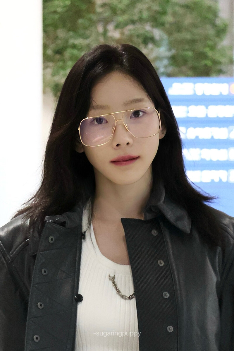 231004 Taeyeon - Incheon International Airport documents 18