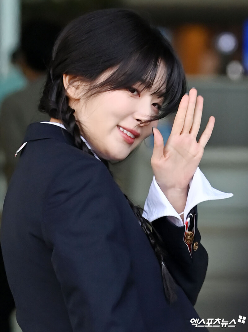 240212 Red Velvet Seulgi at Incheon International Airport documents 1