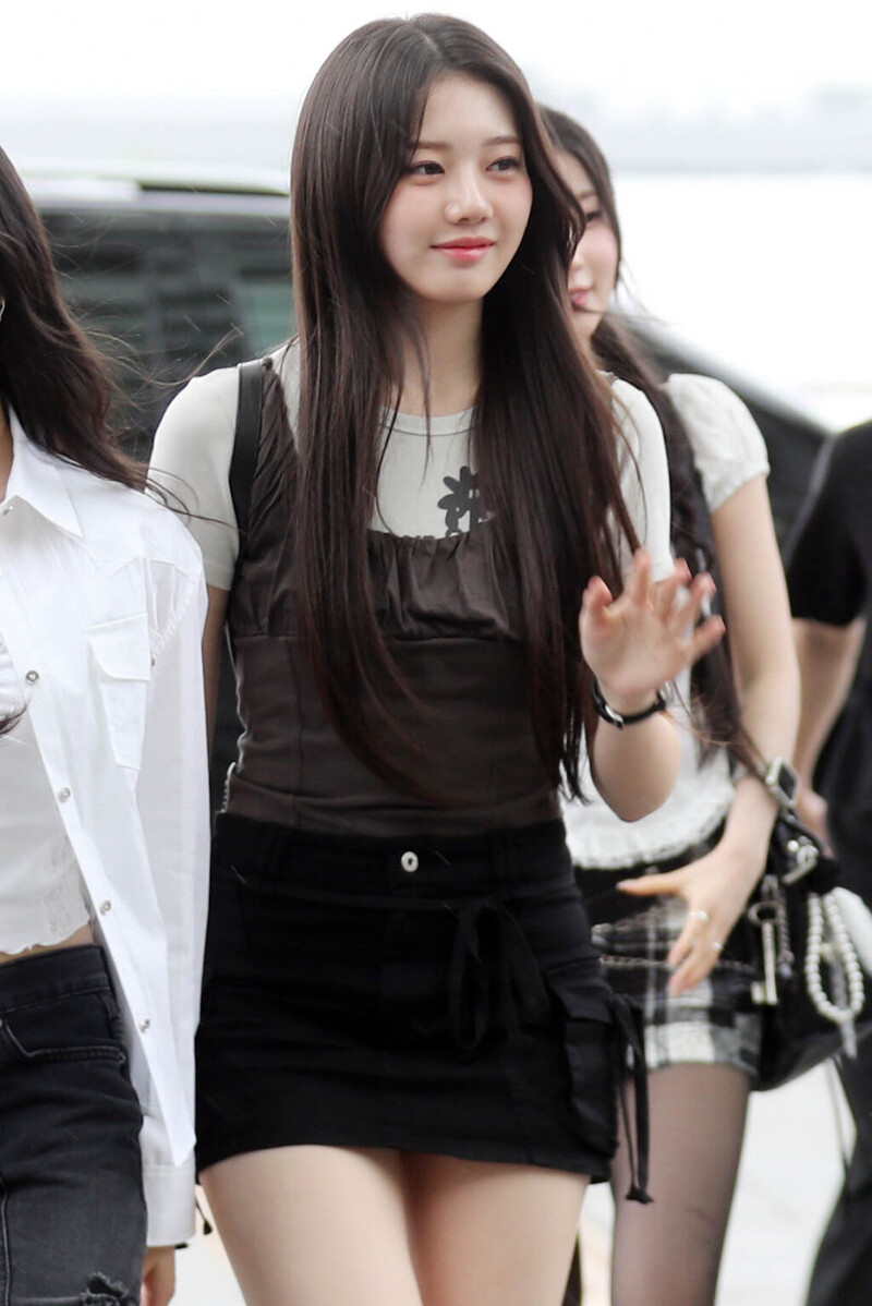 240622 BABYMONSTER Rora at Incheon International Airport documents 4