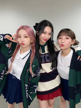 220512 Rocket Punch Twitter Update - Yeonhee, Suyun, and Sohee