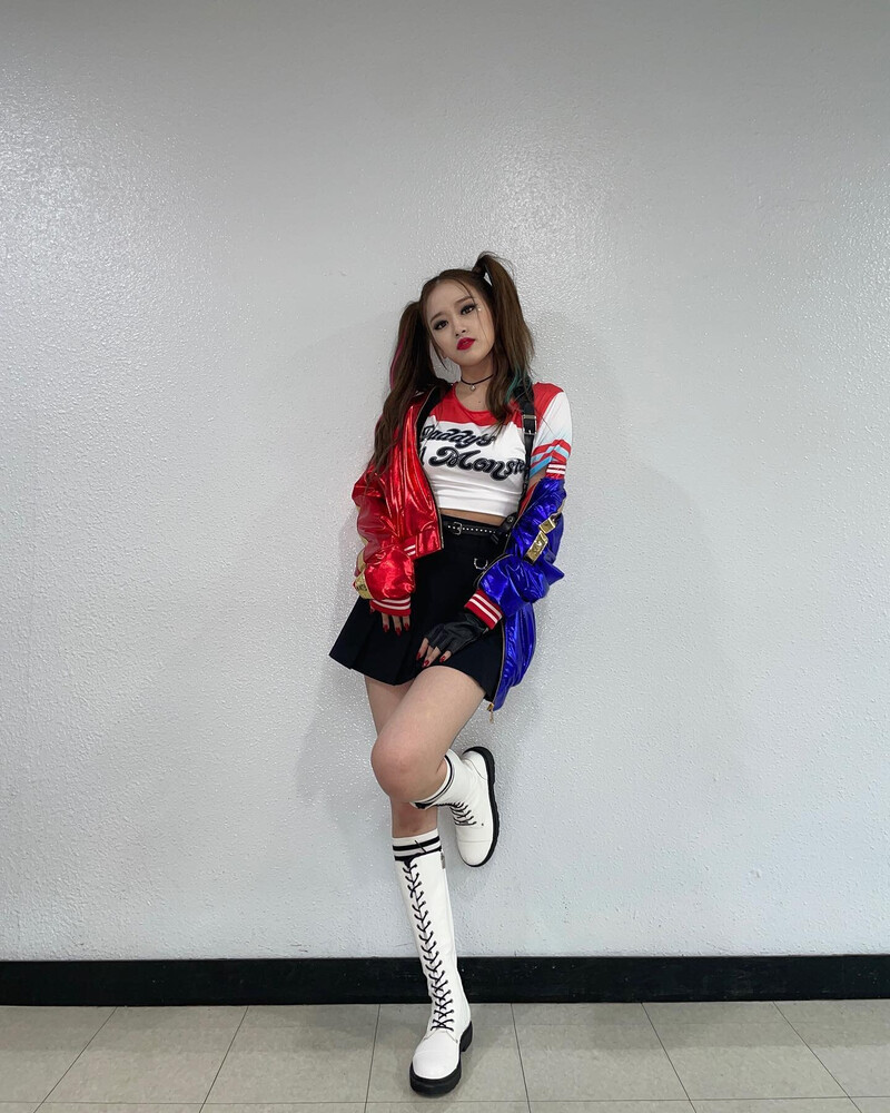 211031 Yujin SNS Update as Harley Quinn documents 1