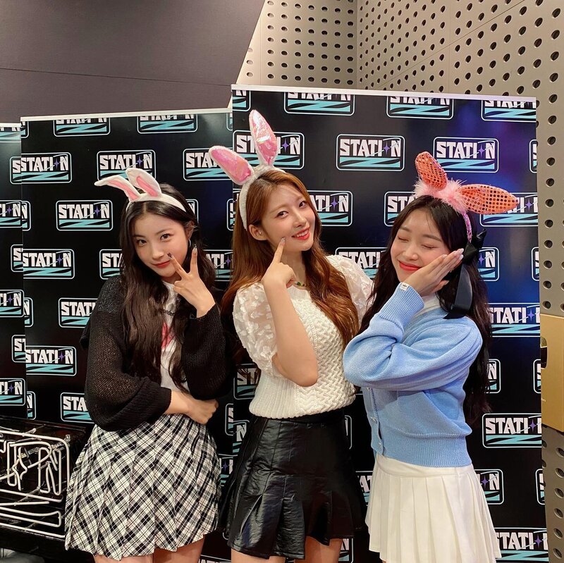 220629 StationZ89.1 Instagram Update - Sumin's STAYZ w/ Guests Sihyeon of EVERGLOW and Yeju of ICHILLIN documents 3