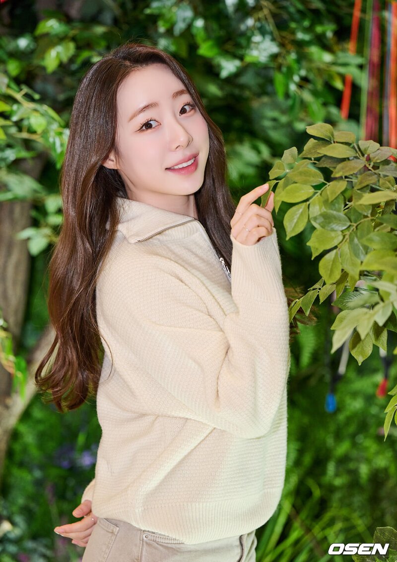 221025 WJSN Yeonjung 'Crash Landing on You' Interview Photos documents 14