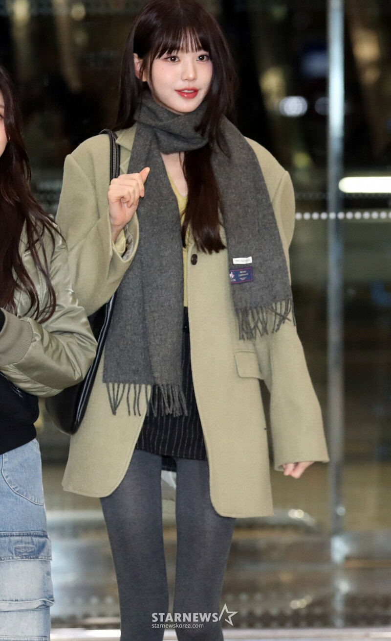 231114 IVE's Wonyoung at Gimpo International Airport (GMP) documents 2