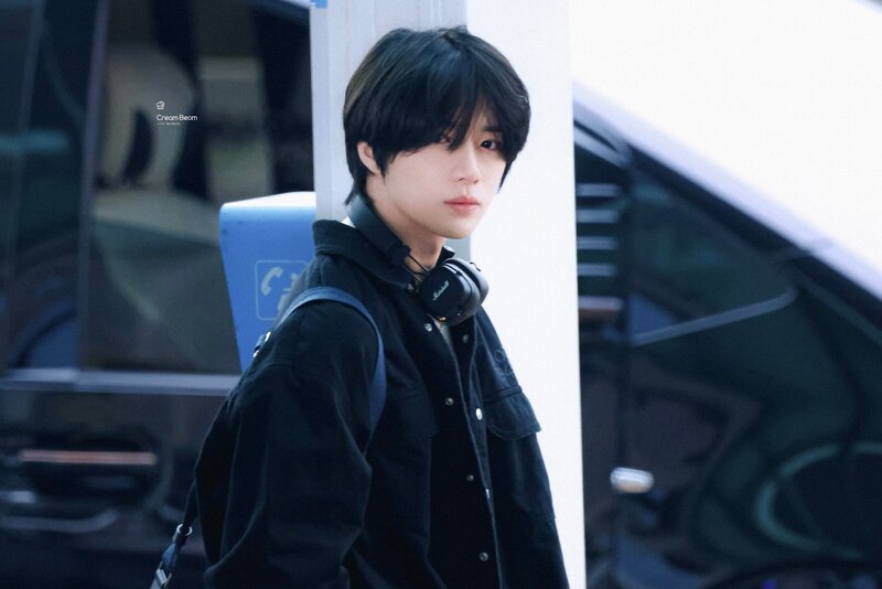 240117 TXT Beomgyu at Incheon International Airport documents 7