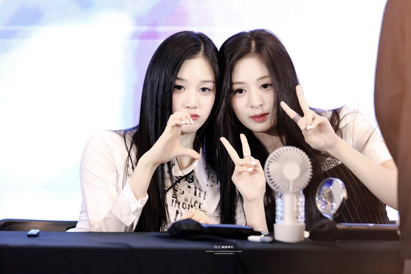 240413 AHYEON and PHARITA - YG Fansign Event documents 3