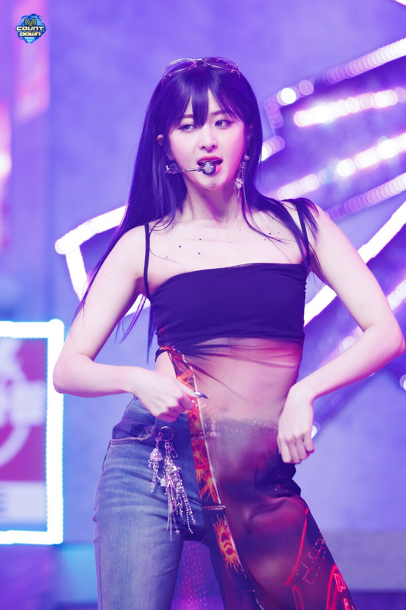 240905 LE SSERAFIM Yunjin - 'CRAZY' + '1-800-hot-n-fun' at M COUNTDOWN documents 3