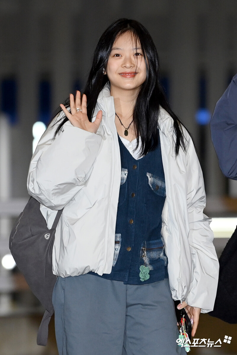 241213 Newjeans Hanni at Incheon international airport documents 1