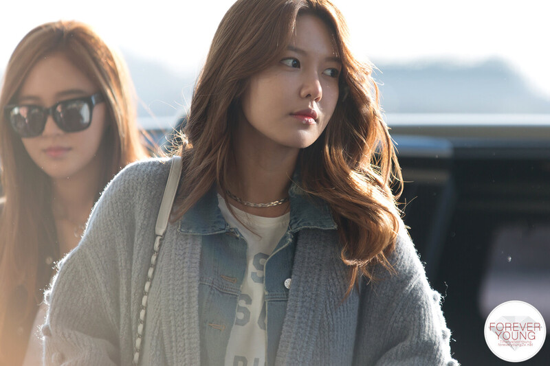 150304 Girls' Generation Sooyoung at Gimpo Airport documents 3