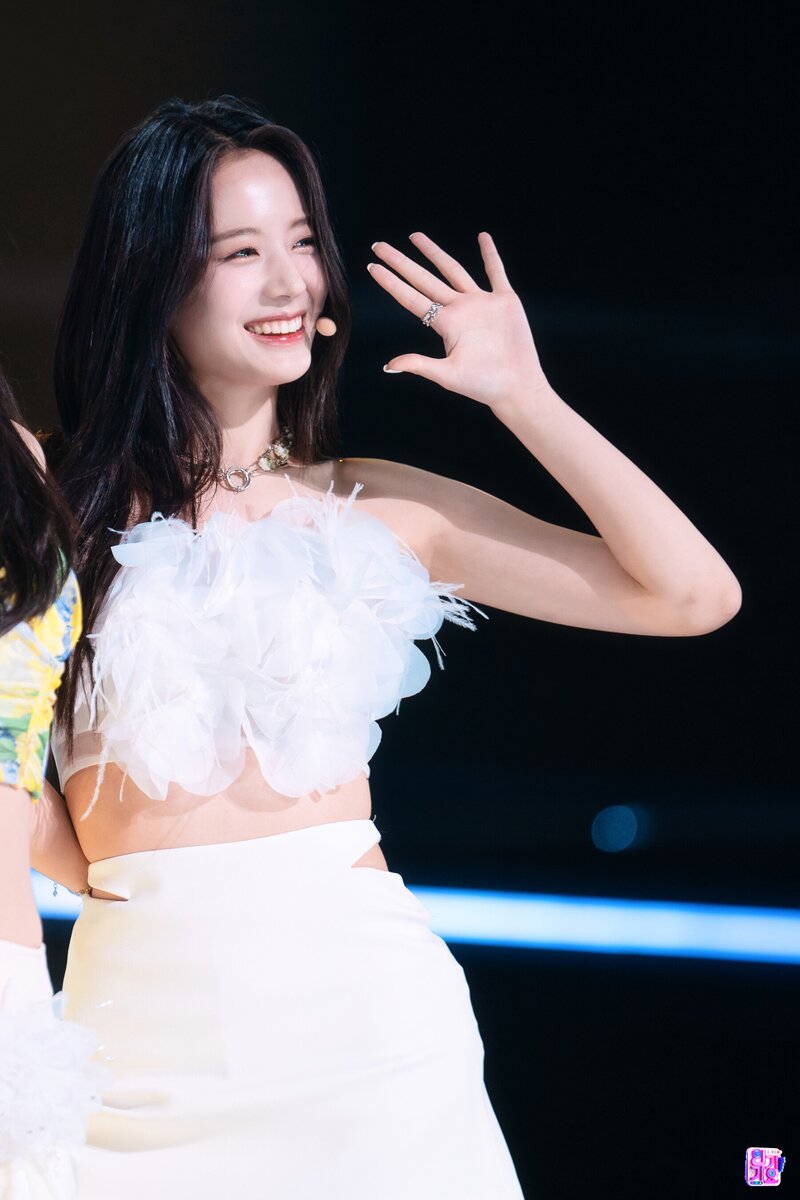 220710 fromis_9 Gyuri 'Stay This Way' at Inkigayo documents 11