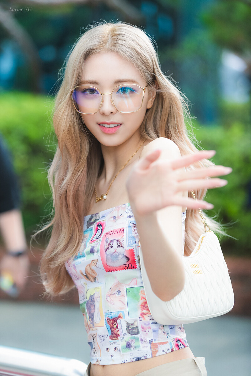 220715 ITZY Yuna - Music Bank Commute documents 1