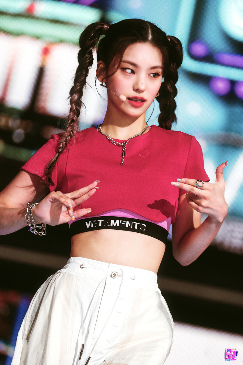 220724 ITZY Yeji - 'SNEAKERS' at Inkigayo documents 9