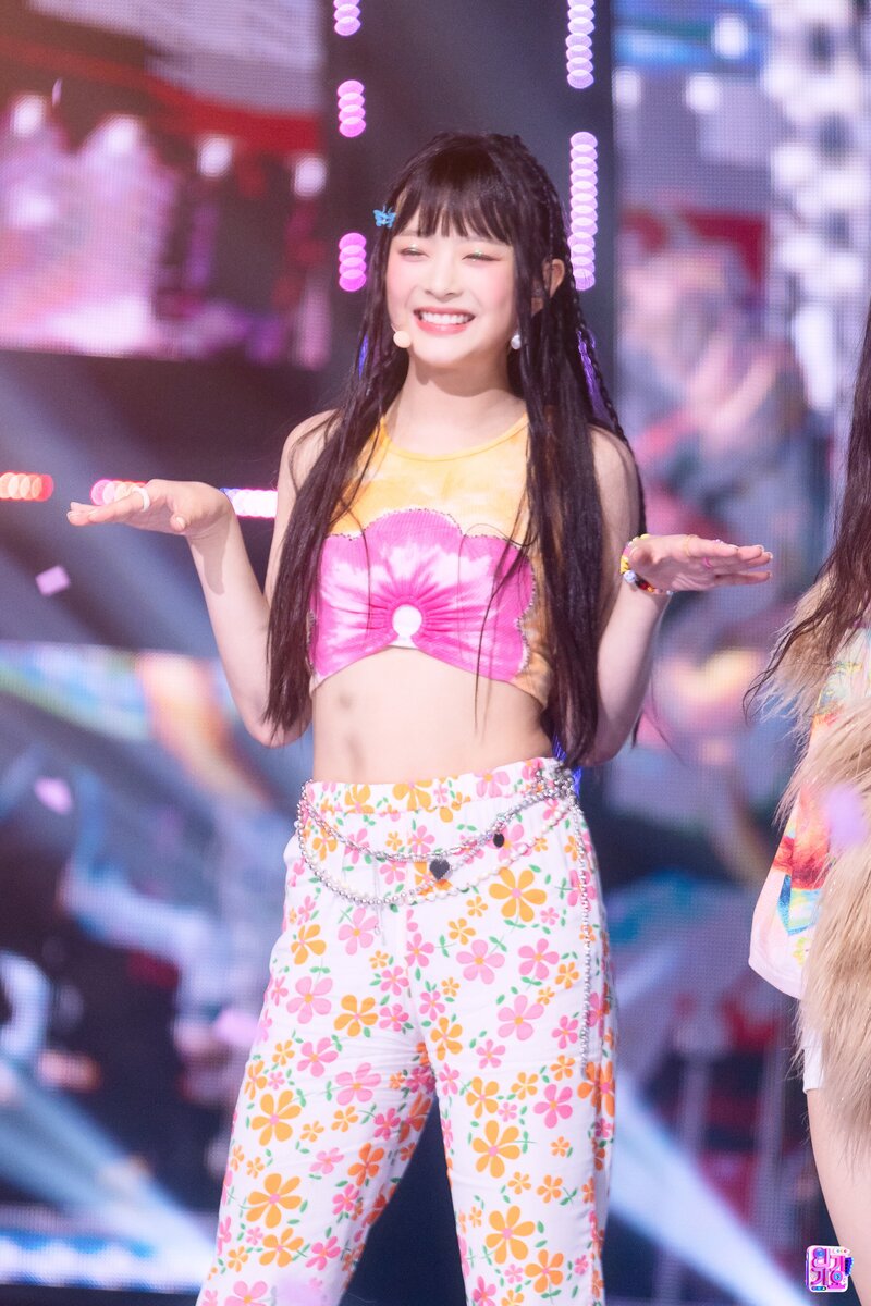 220821 NewJeans Hanni - 'Attention' at Inkigayo documents 19