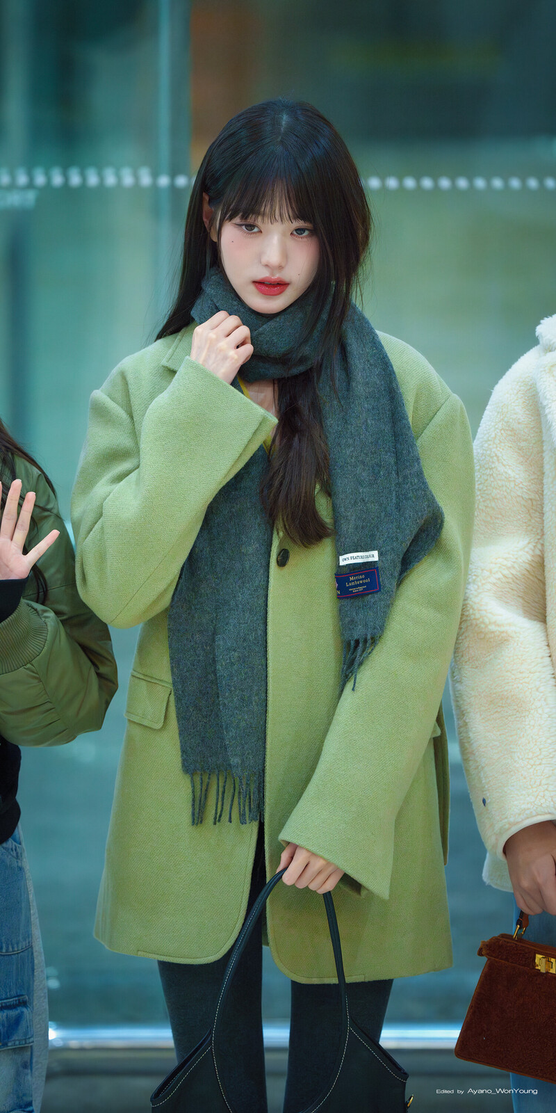 231114 IVE's Wonyoung at Gimpo International Airport (GMP) documents 9