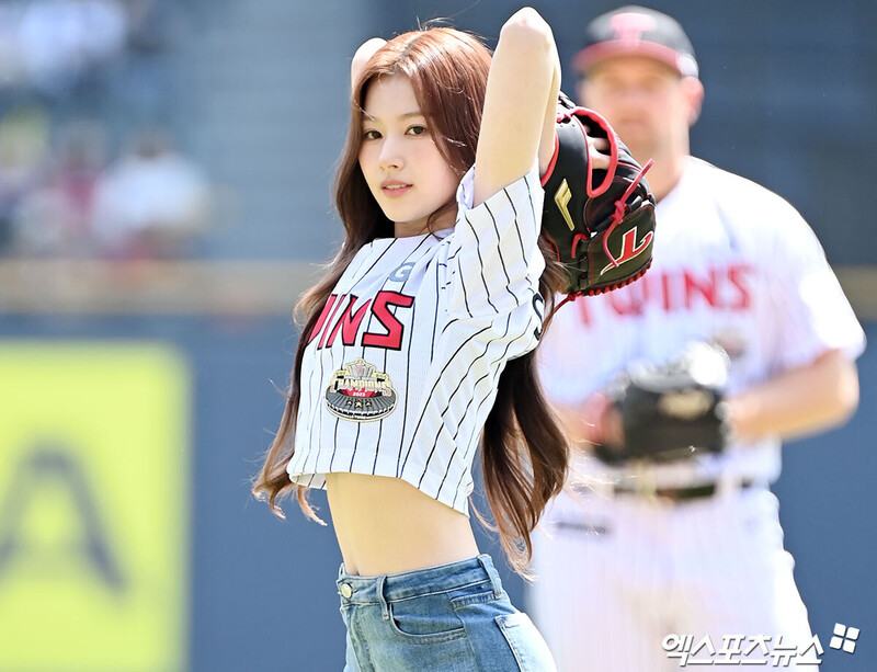 240427 TWICE SANA AT LG TWINS documents 1