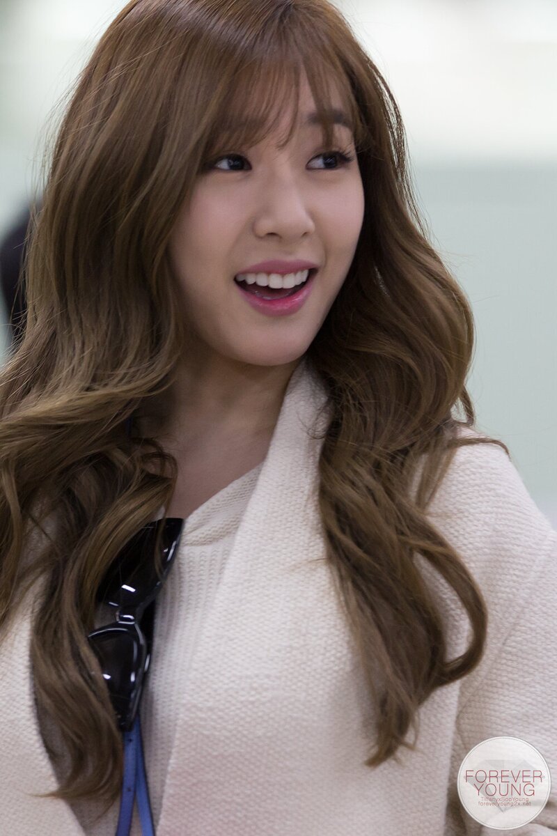 150307 Girls' Generation's Tiffany at Gimpo Airport documents 1