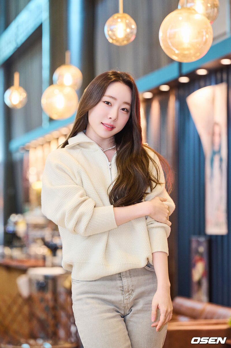 221025 WJSN Yeonjung 'Crash Landing on You' Interview Photos documents 18