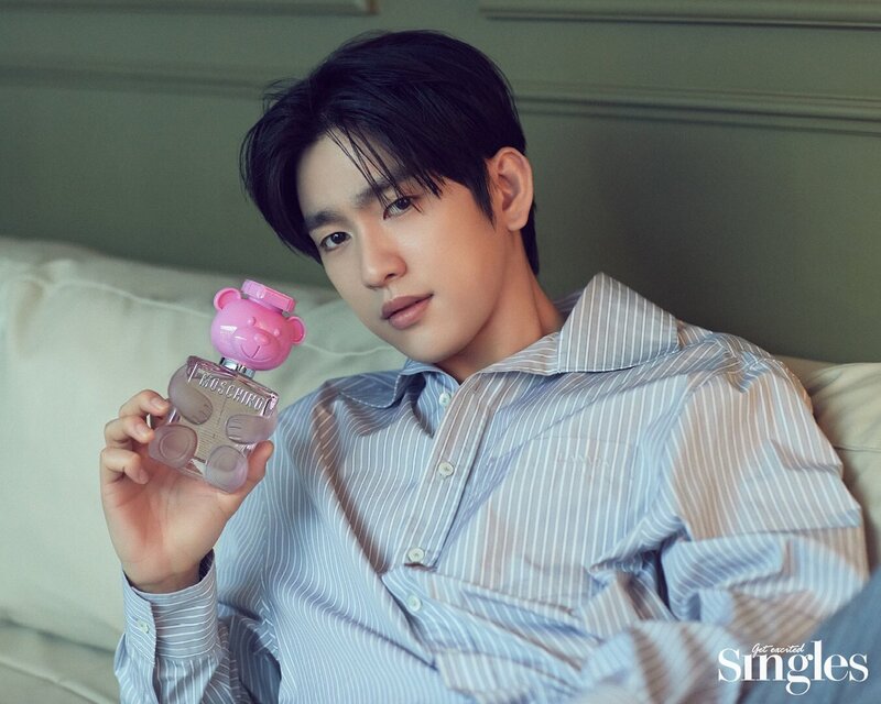 GOT7 JINYOUNG for SINGLES Magazine Korea x MOSCHINO April Issue 2022 documents 5
