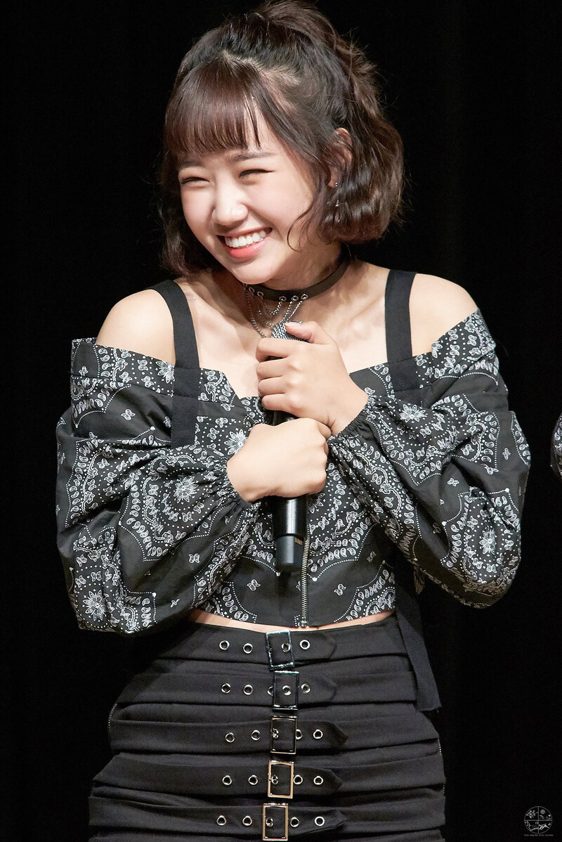 181020 Weki Meki Yoojung at 'KISS, KICKS' Fansign documents 6