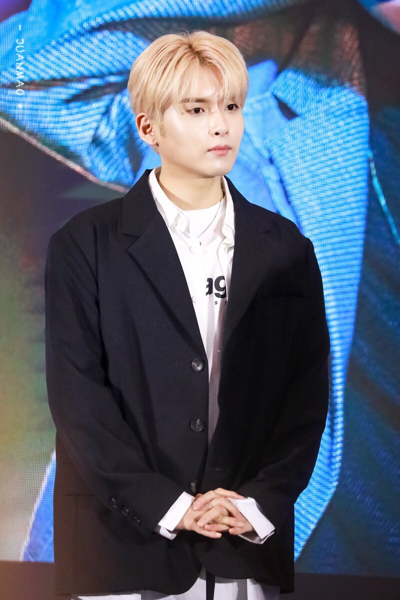 200105 Super Junior Ryeowook at 'Timeslip' Fansign in Chengdu documents 10