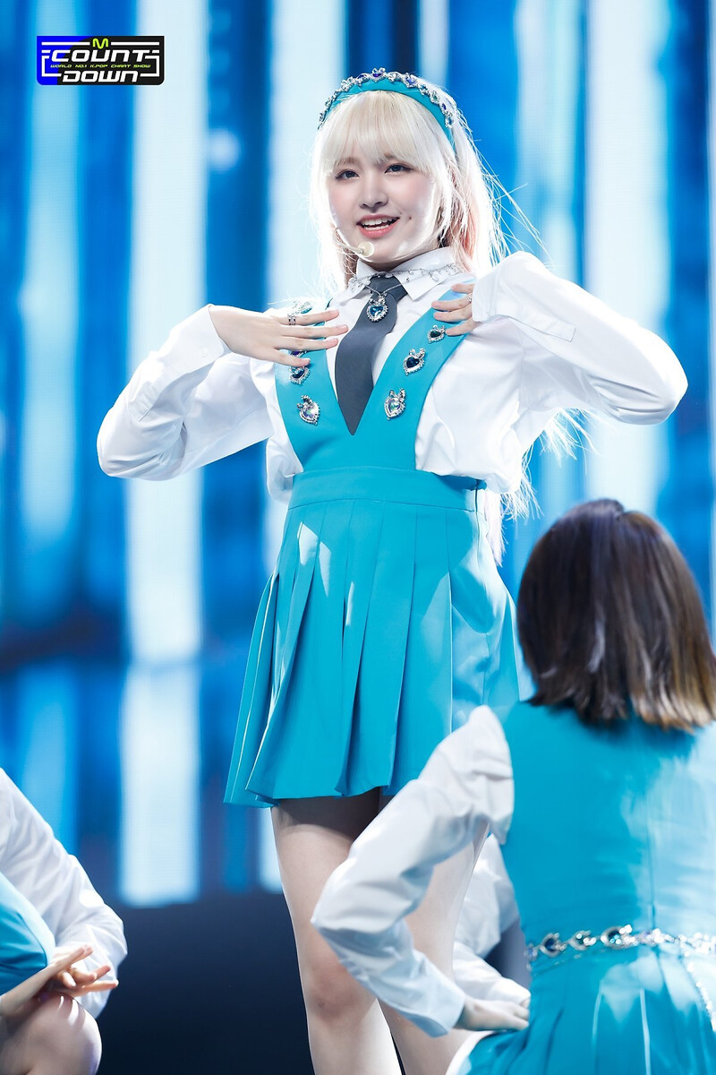 220421 IVE's Liz - "Love Dive" at M Countdown documents 2