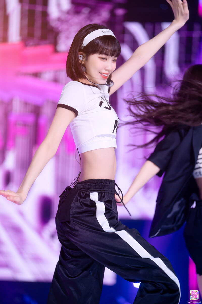 220529 LE SSERAFIM Chaewon - 'FEARLESS' at Inkigayo documents 21