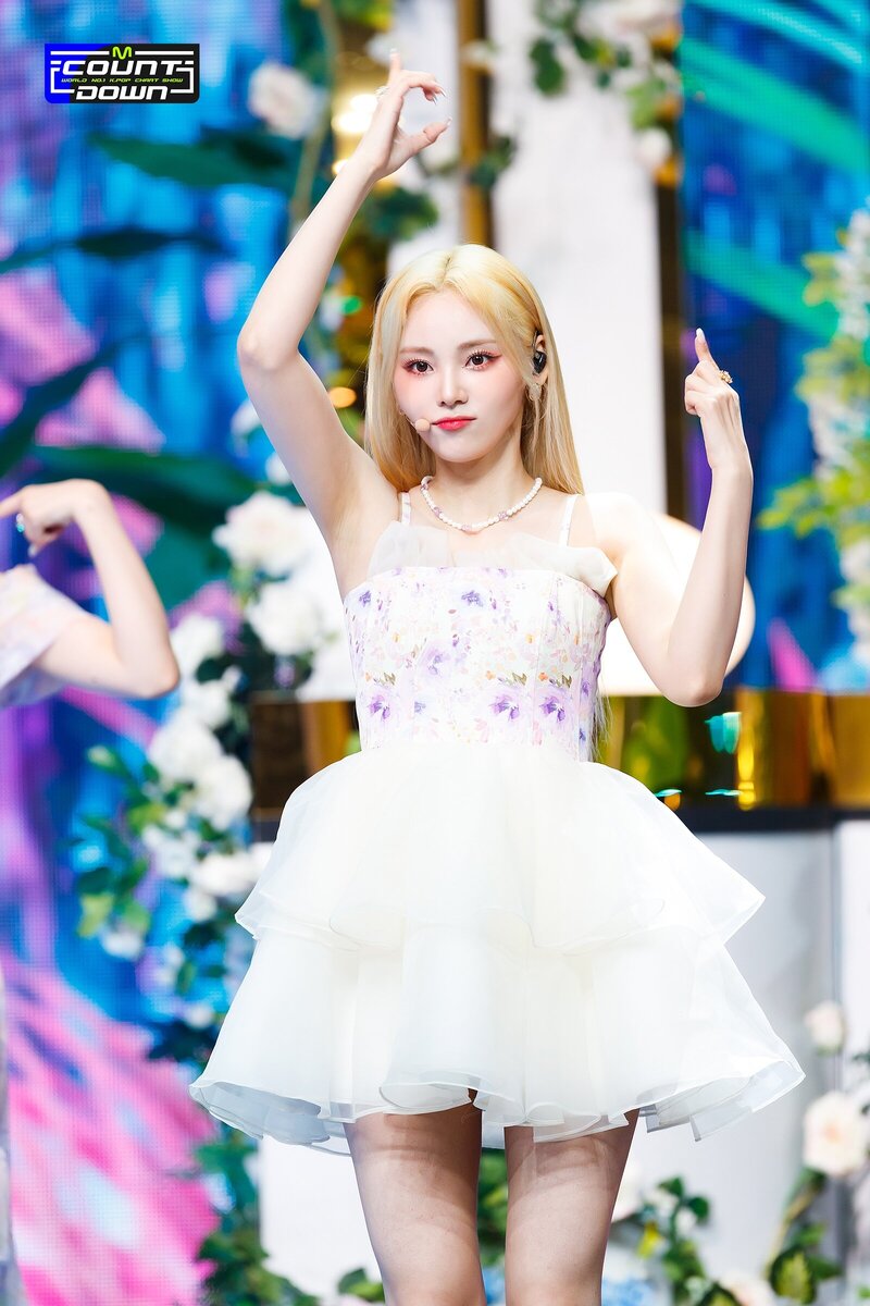 220623 LOONA - 'Flip That' at M Countdown documents 8