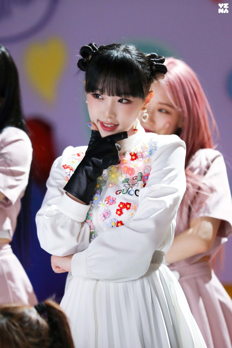 220209 Yuehua Naver Post - Yena 'SMILEY' Performance Video Behind documents 14