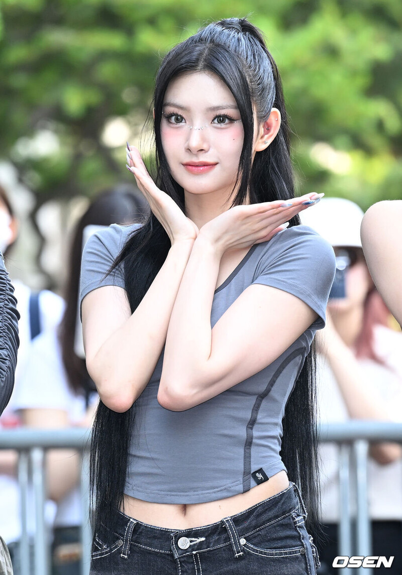 240614 EVERGLOW Yiren - Music Bank Commute documents 1