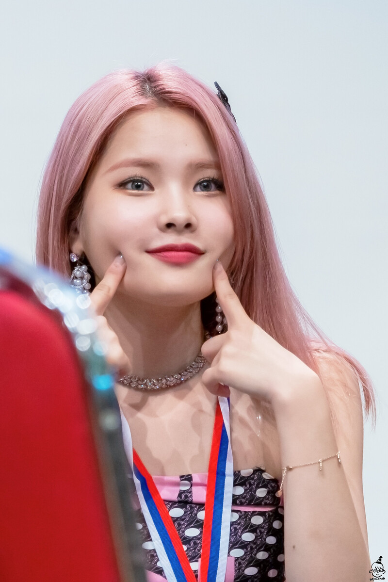 190817 Weki Meki Rina at 'WEEK END LOL' Shim Seok Hall Fansign documents 1