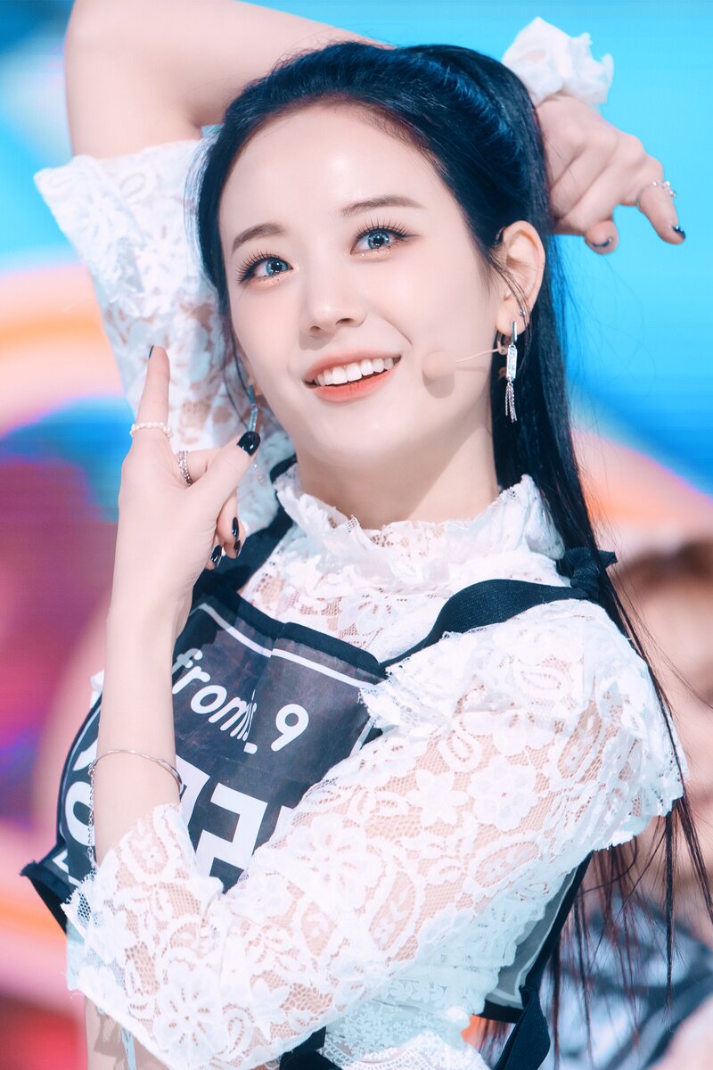 220123 fromis_9 Gyuri - 'DM' at Inkigayo documents 15