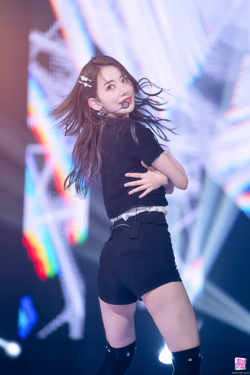 220522 LE SSERAFIM Sakura - 'FEARLESS' at Inkigayo documents 24