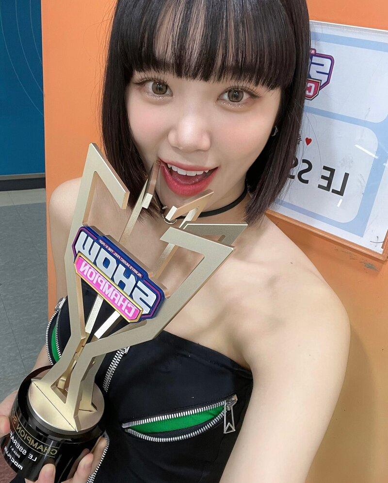 220601 LE SSERAFIM SNS Update - Celebrating 'Fearless' 4th Win at Show Champion documents 12