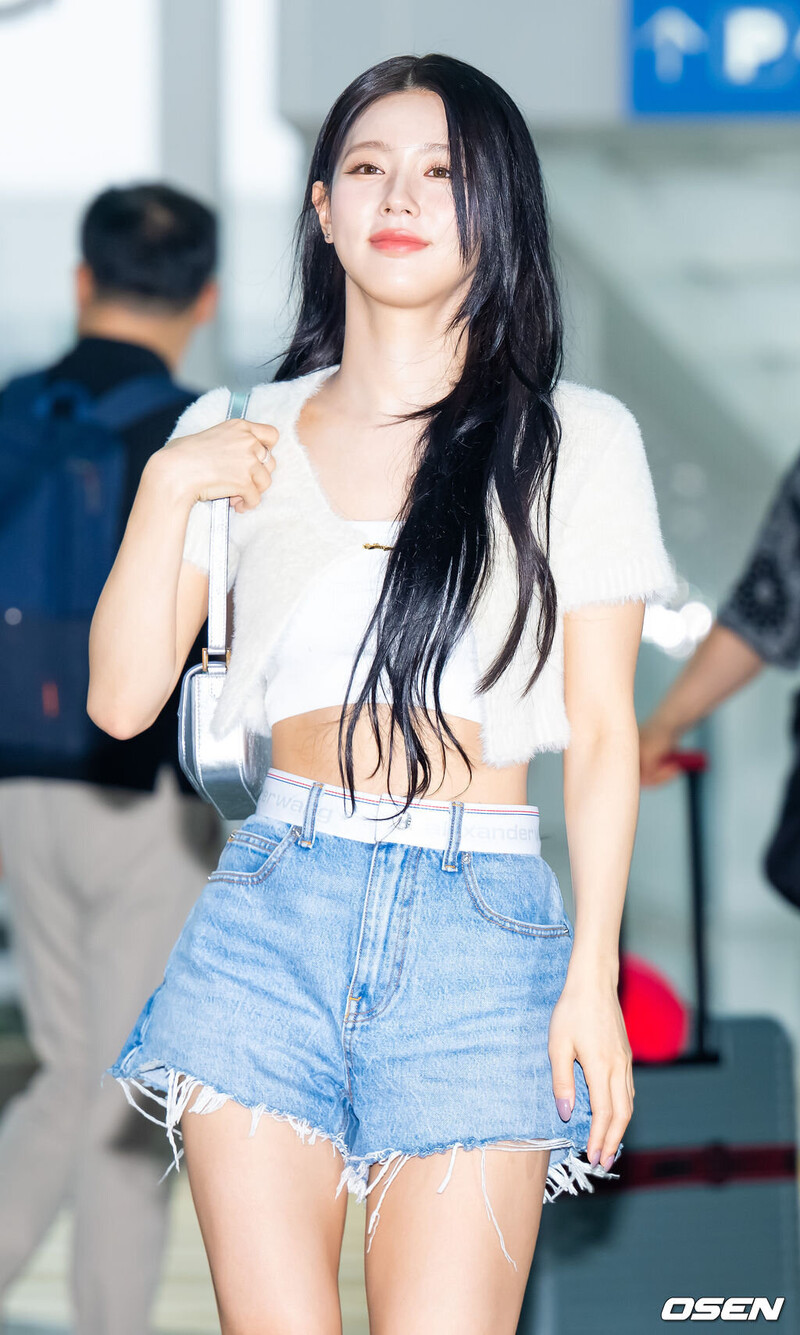 230714 (G)I-DLE Miyeon at Incheon International Airport heading to Bangkok, Thailand documents 3