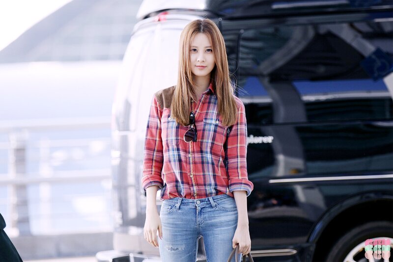 140906 Girls' Generation Seohyun at Incheon Airport documents 3