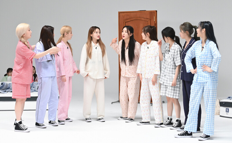 210707 LOONA - 'Silence of Idol' Behind Photos by Osen documents 18
