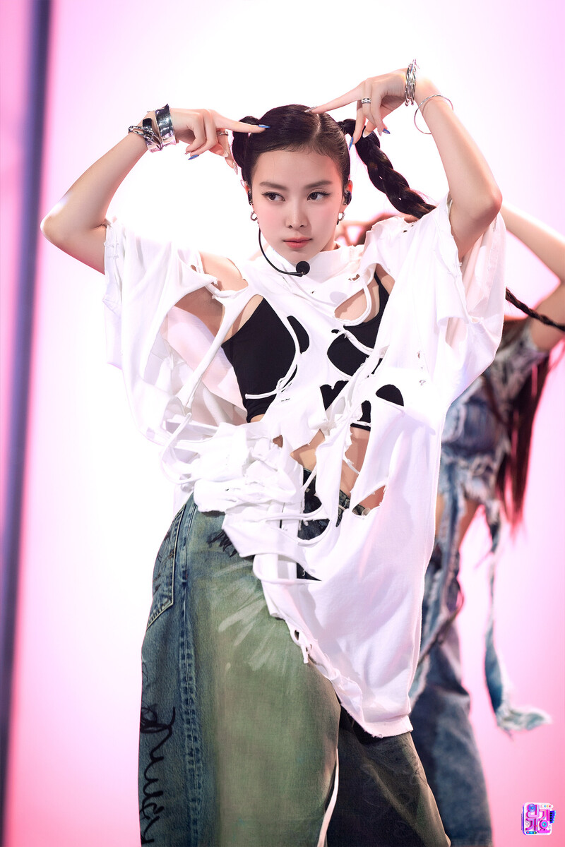 240908 MEOVV Narin - 'MEOW' at Inkigayo documents 2