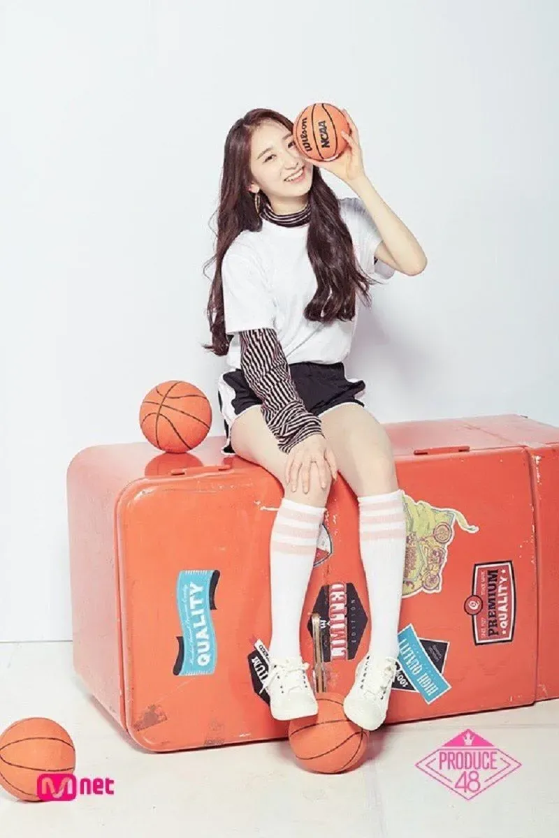 Lee_Chaeyeon_Produce_48_promotional_photo_7.jpg