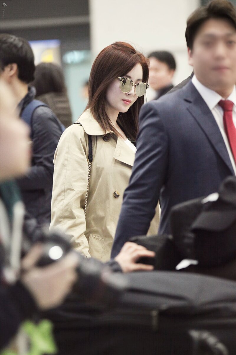 170312 Girls' Generation Seohyun at Incheon Airport documents 1