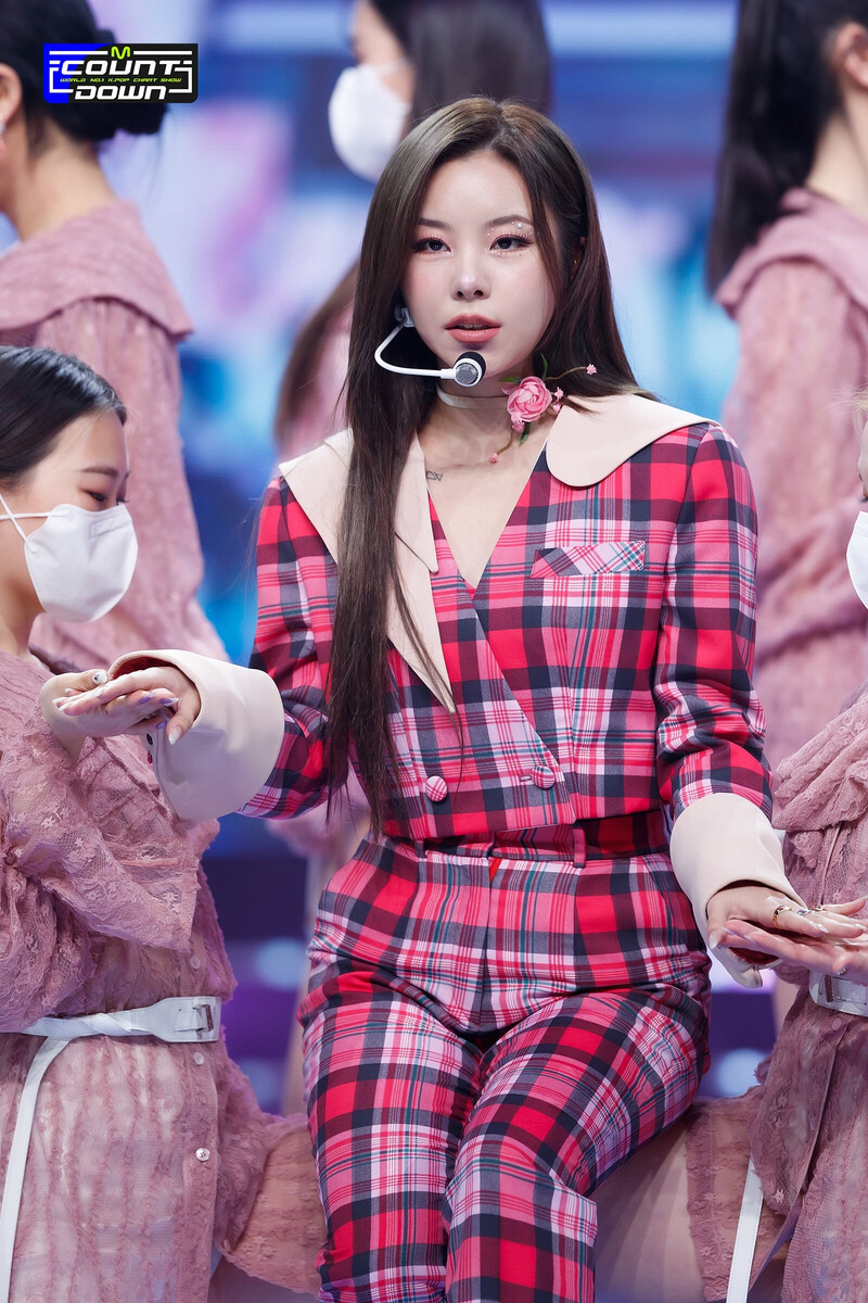 220127 Whee In - 'Make Me Happy' at M COUNTDOWN documents 11