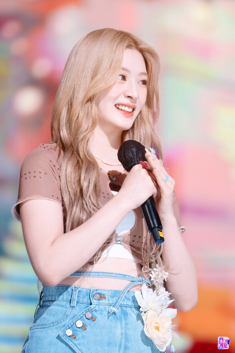 220807 STAYC Seeun 'BEAUTIFUL MONSTER' at Inkigayo documents 10