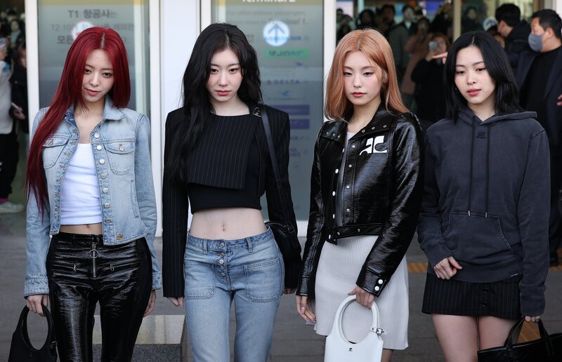 240226 - ITZY at Incheon International Airport documents 2