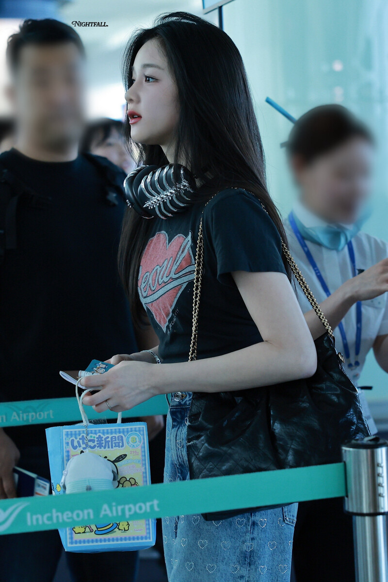 240606 BABYMONSTER Pharita at Incheon International Airport documents 6