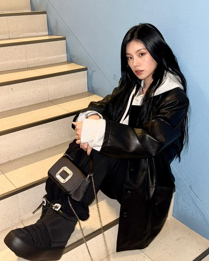 241212 - ITZY Instagram Update with YEJI documents 2