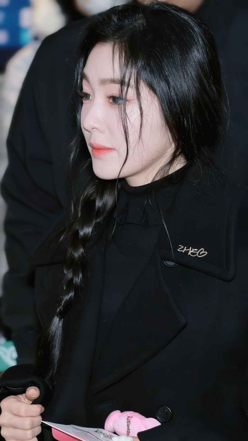 250106 Red Velvet Irene at Inceon Airport documents 19