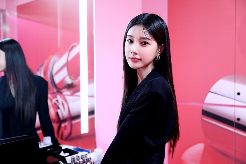 220212 8D Naver Post - Kang Hyewon - YSL Event Behind documents 1