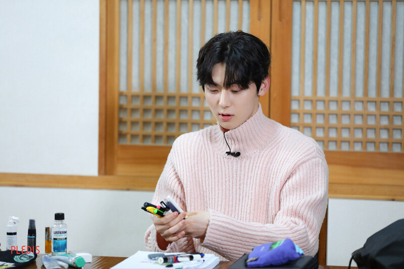 230504 Hwang Minhyun Weverse Update -‘What’s in My Bag’ Photo Sketch documents 7