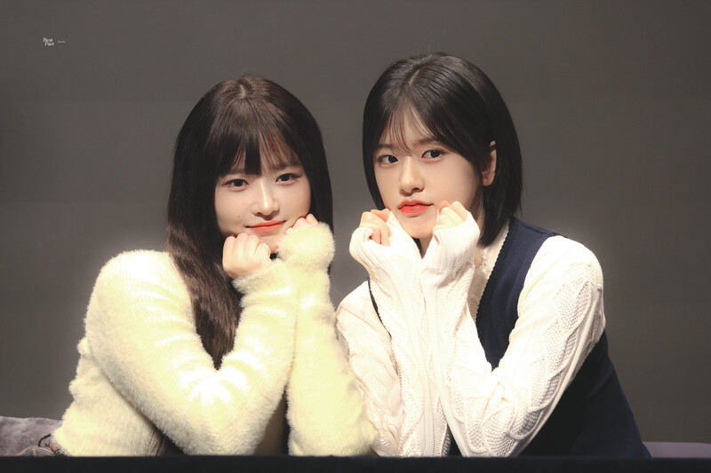 231111 IVE Rei and Yujin at Fansign Event documents 2