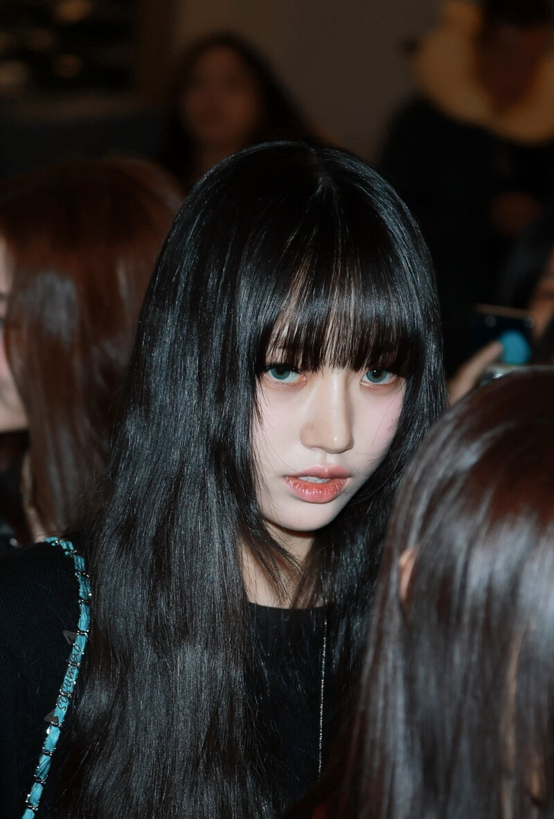 241119 MEOVV Sooin at Incheon International Airport documents 3