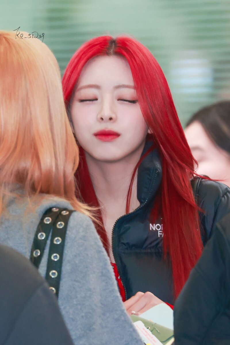 240217 ITZY Yuna at Incheon International Airport documents 2